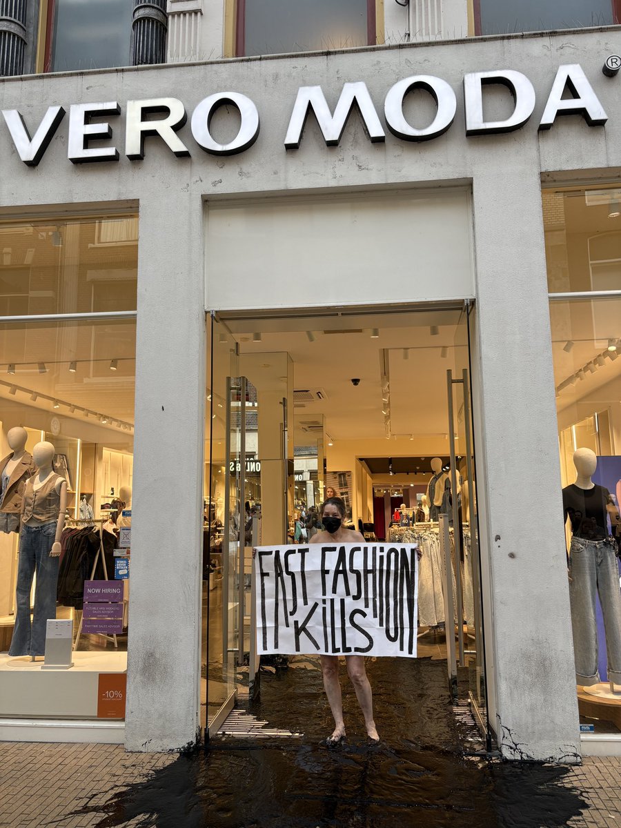 Vandalen voeren actie in de Herestraat met teerachtige substantie