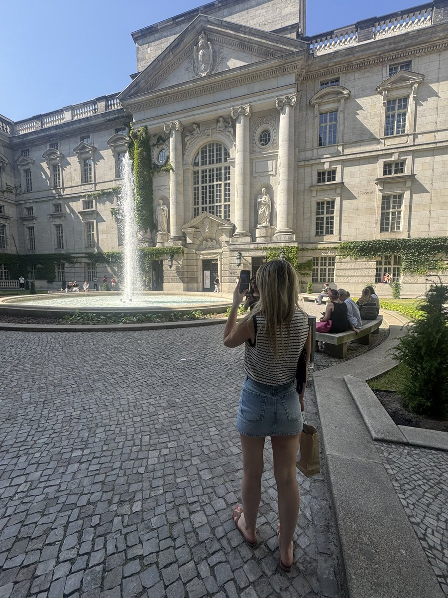 EmelysAlpha's tweet photo. Endlich ein Schloss, das der Goddess gebührt. https://t.co/OmqKPA4KeE