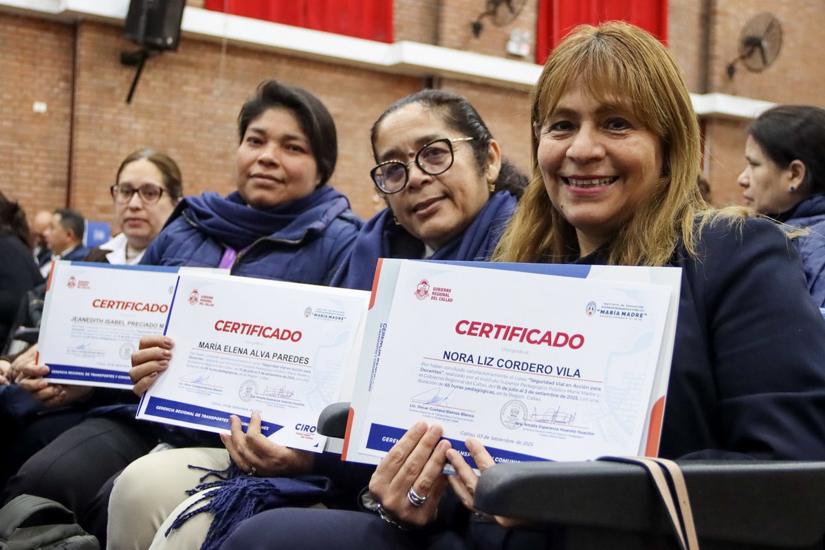 GRTyC_Callao's tweet photo. #SemanaDeLaEducaciónVial: Así se vivió la clausura del curso Seguridad Vial en Acción para Docentes en la I.E. América Callao High School.

👨‍🏫👩‍🏫 Más de 200 docentes culminaron el curso, en convenio con el IESP María Madre; del cual, se espera llegar a más de 12,000 estudiantes. https://t.co/RJKYeoXN5U