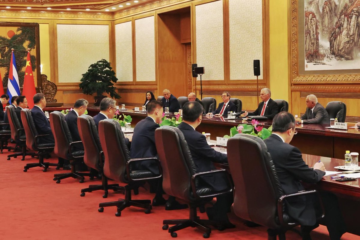 🇨🇺| El presidente Miguel Díaz-Canel Bermúdez se reunió este jueves en Beijing con el presidente de China, Xi Jinping, en el Gran Palacio del Pueblo. Al término del encuentro se anunció la firma de once documentos de cooperación.
#DiazCanelEnChina