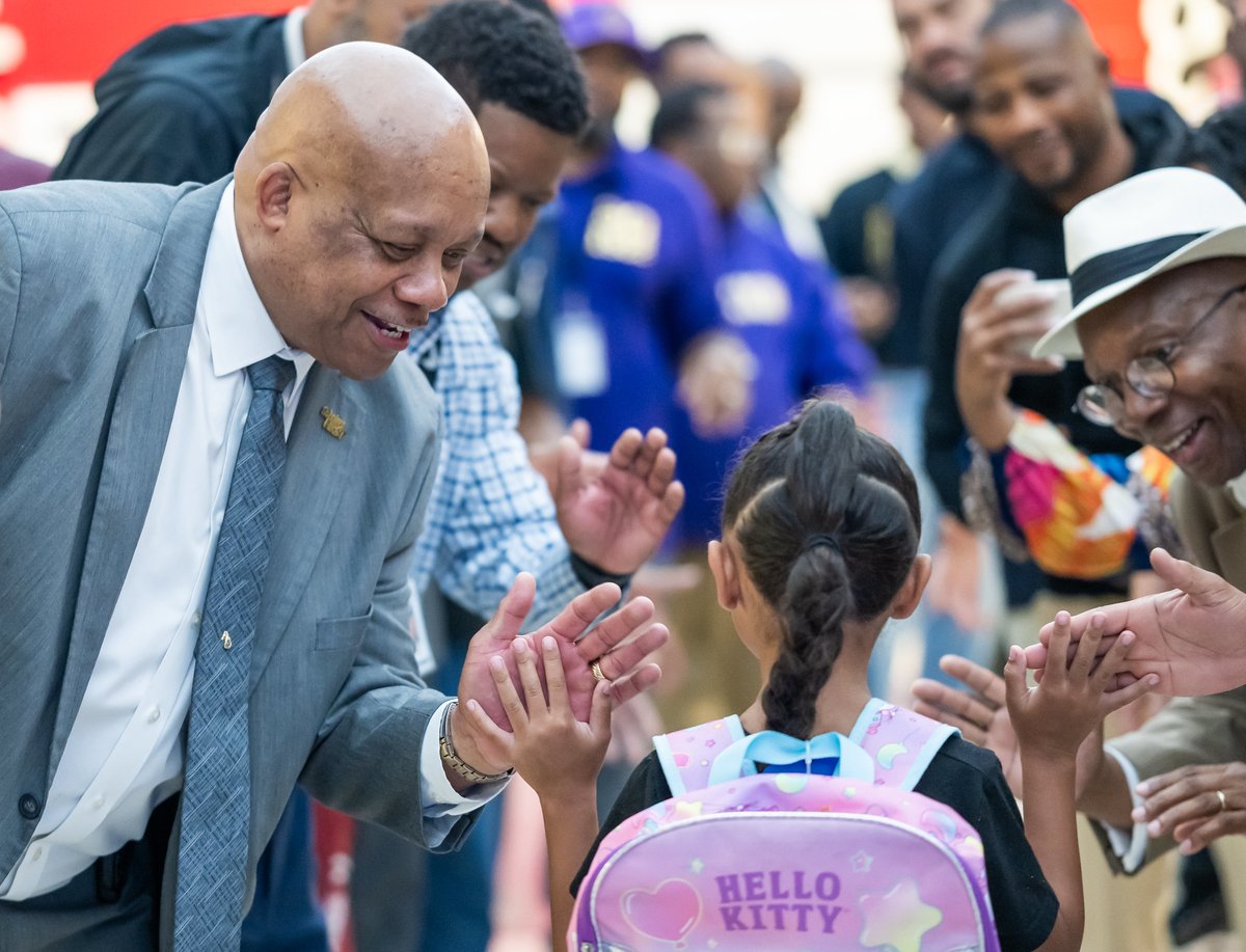 JCPSKY's tweet photo. ⚡️ FLASH DADS ARE BACK 💜👋 | Nothing brighter than a warm welcome! The #JCPSFlashDads made their 2025-26 debut at @Maupin_ES this morning, surprising students with smiles, cheers, and high fives.
Learn more about the Flash Dads movement: https://t.co/Vk01pFB0Xt
#WeAreJCPS https://t.co/cTm0Slz9jF