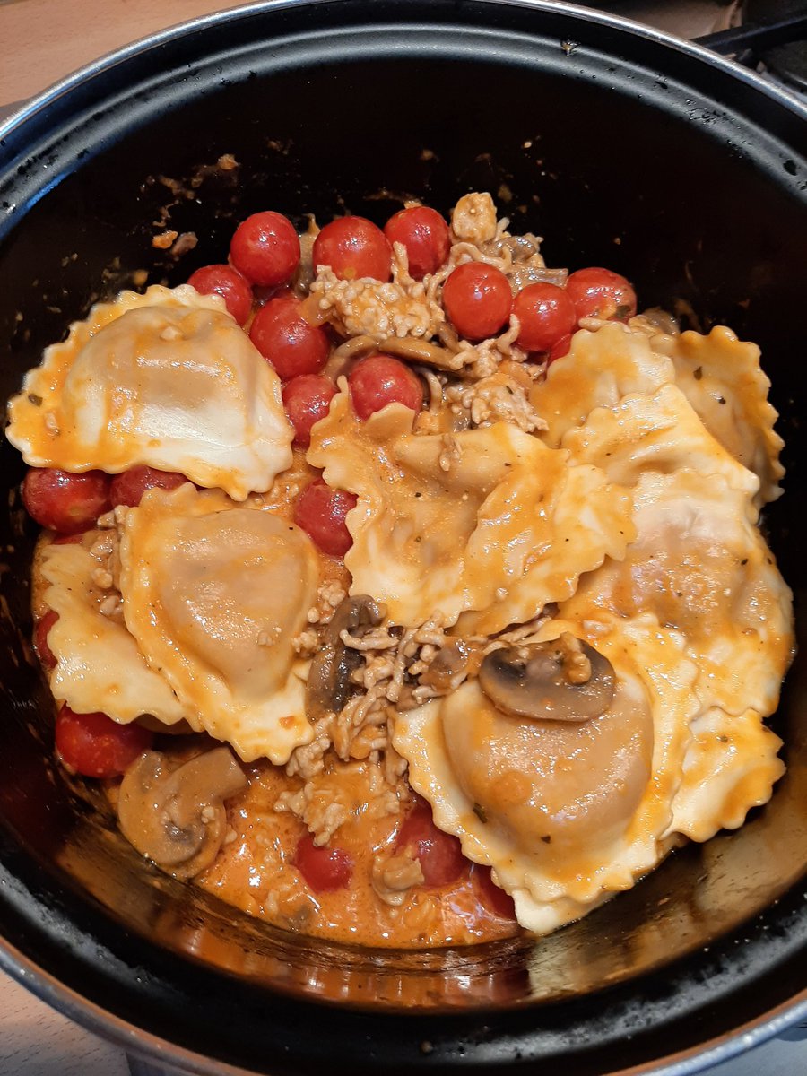 Voor vandaag en zaterdag. 
Kipgehakt met champignons, tomaatjes, verse pastasaus pomodori mascarpone en verse pasta mezzelune met mozzarella en zongedroogde tomaten. Was lekker!
#eetsmakelijk