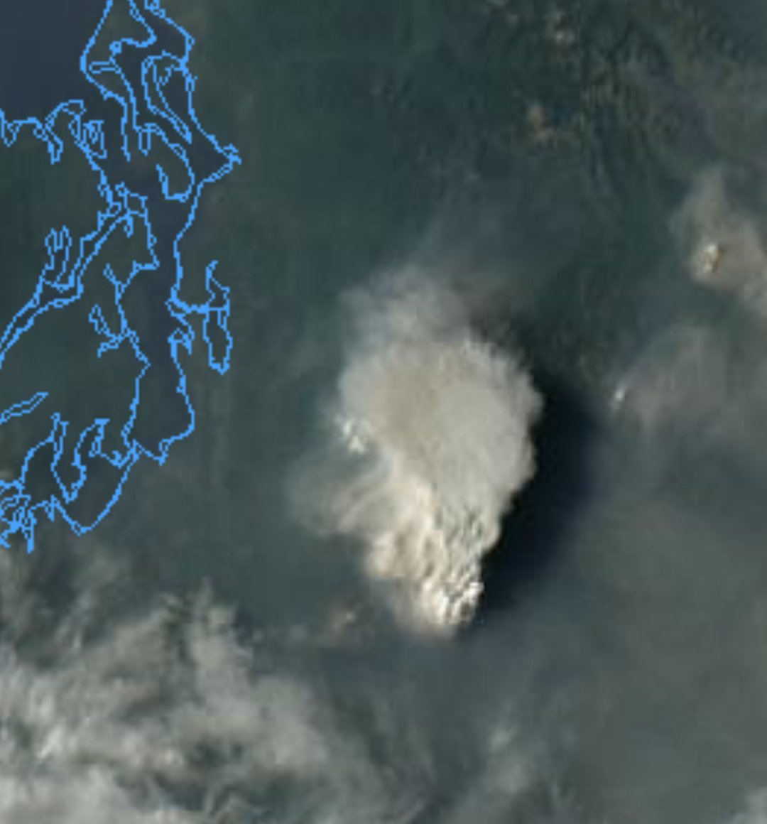 nplareau's tweet image. Radar rendering of yesterdays' #pyroCb from the #WildcatFire. Mt. Rainier for scale. The lowest radar sweeps are well above the surface, so we can't see the updraft core right above the fire.