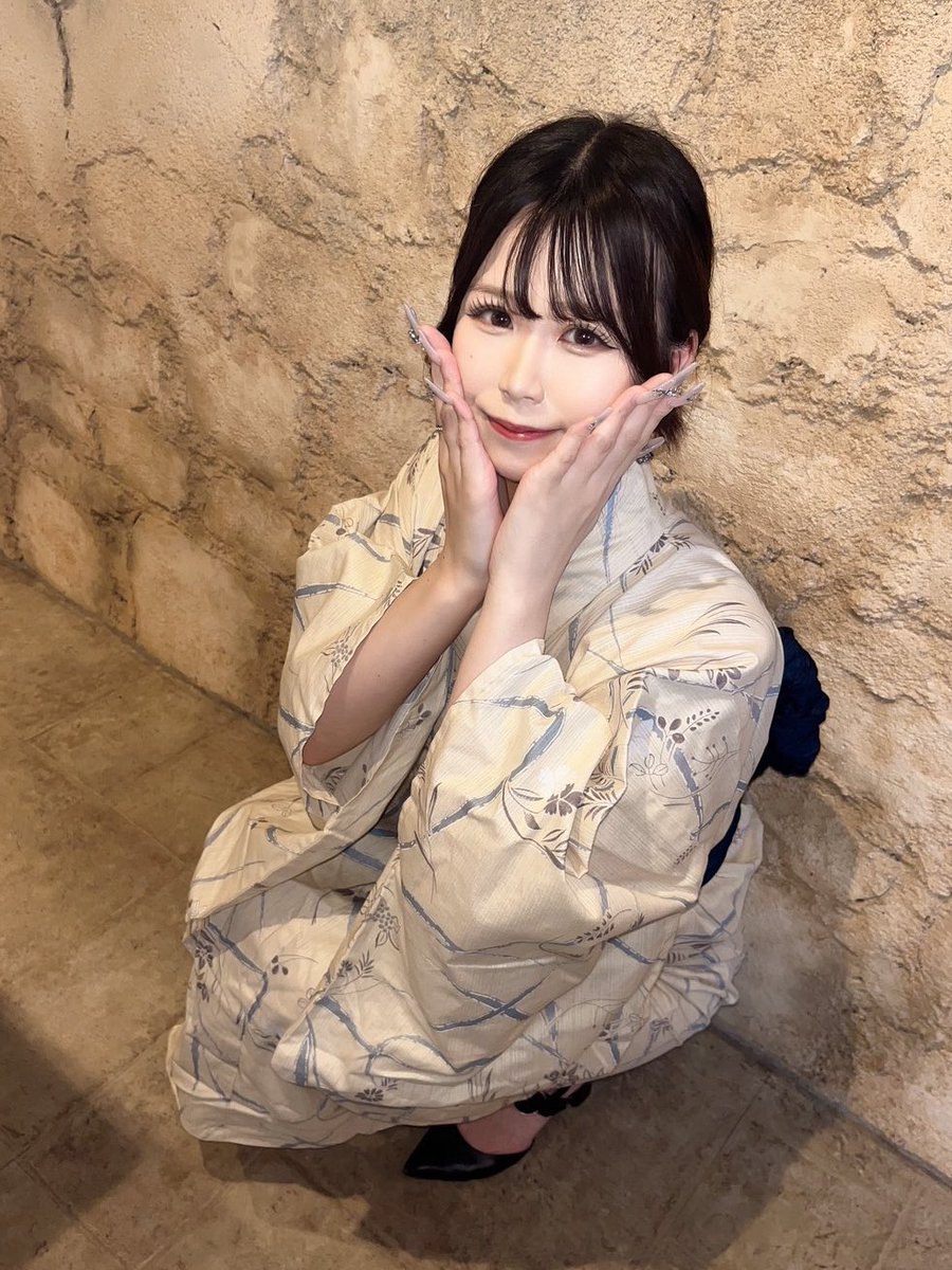 Hanakin_miu's tweet photo. 花火大会行きたかったねぇ~
浴衣はお店で着てました👘🩶 https://t.co/GcYwL71q5N