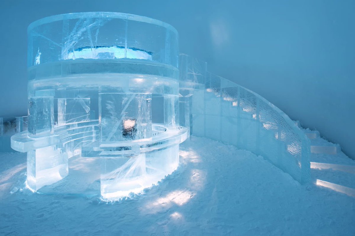 AdamNHB's tweet photo. ❄️ L’hôtel de glace… reconstruit chaque année (Suède) 🇸🇪

À Jukkasjärvi, en Laponie suédoise, se trouve l’Icehotel, un établissement entièrement sculpté dans la glace : chambres, bar, couloirs… jusqu’aux lits. 🧊

Chaque hiver, des artistes internationaux façonnent de nouveaux décors à partir de blocs prélevés dans la rivière voisine. Au printemps, l’hôtel fond et disparaît. 🌸

La température intérieure reste à -5°C. Les visiteurs dorment emmitouflés dans des duvets polaires, pour une expérience insolite et éphémère. ✨