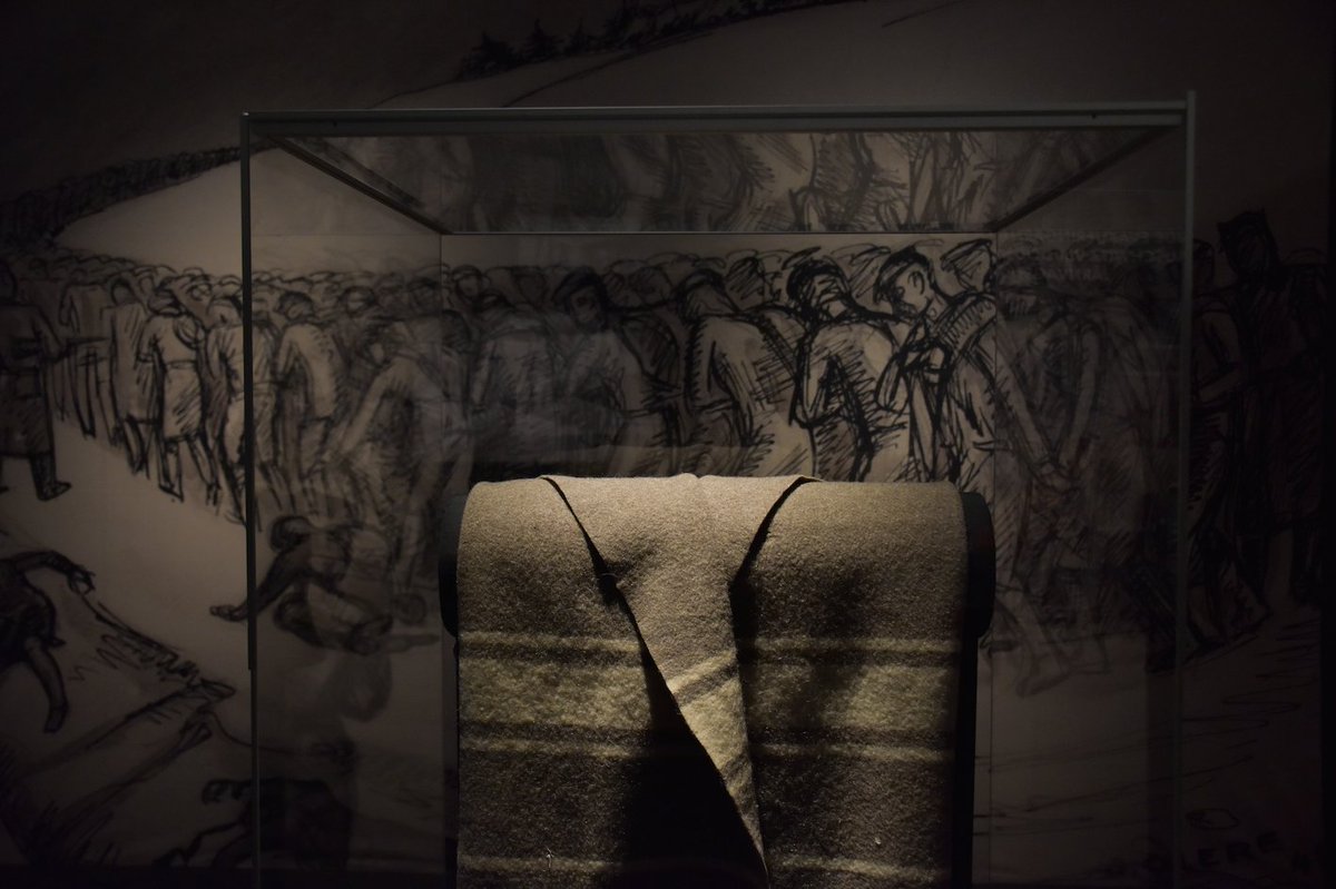 Thanks to this blanket, Siegfried Fedrid, a prisoner at #Auschwitz, along with five other inmates, managed to survive the so-called "Death March" of 1945. Fedrid was later liberated from Dachau camp.

Collection from @HolocaustCtr at <a href="/auschwitzxhibit/">Auschwitz Exhibition</a>