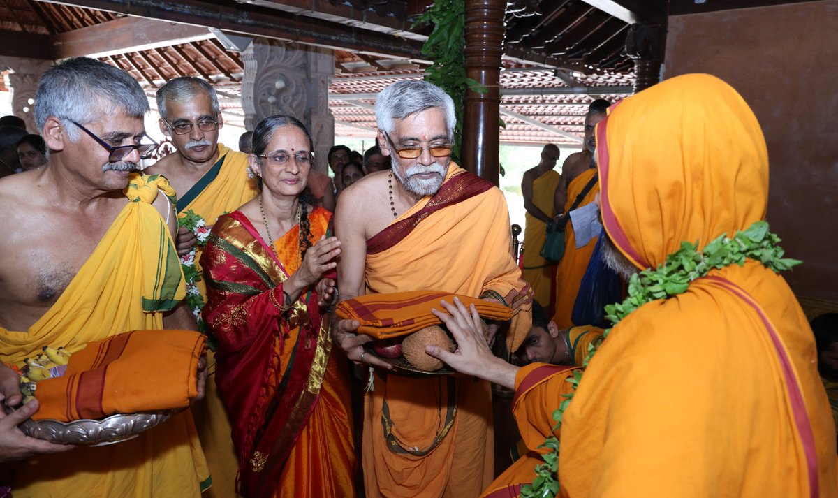 Sri RamachandrapuraMatha 🕉️ (@shankarapeetha) on Twitter photo #ಸ್ವಭಾಷಾ_ಚಾತುರ್ಮಾಸ್ಯ - ದಿನ 57
ಮರೆತುಹೋದ ಮನೆಮಾತನ್ನು ಮರಳಿ ನೆನಪಿಸಿಕೊಡುವ ಮಹಾಪರ್ವ
*ಲಕ್ಷ ತುಳಸೀ ಅರ್ಚನೆ
*ಕೃಷ್ಣಯಜುರ್ವೇದ ಘನಪಾರಾಯಣ
*ಸ್ವರ್ಣಪಾದುಕಾ ಪೂಜೆ: ನಾಮಧಾರಿ ಸಮಾಜ
04-09-2025
ಅಶೋಕೆ, ಗೋಕರ್ಣ
#Swabhasha #Chaturmasya #ಸ್ವಭಾಷಾ_ಚಾತುರ್ಮಾಸ್ಯ - ದಿನ 57
ಮರೆತುಹೋದ ಮನೆಮಾತನ್ನು ಮರಳಿ ನೆನಪಿಸಿಕೊಡುವ ಮಹಾಪರ್ವ
*ಲಕ್ಷ ತುಳಸೀ ಅರ್ಚನೆ
*ಕೃಷ್ಣಯಜುರ್ವೇದ ಘನಪಾರಾಯಣ
*ಸ್ವರ್ಣಪಾದುಕಾ ಪೂಜೆ: ನಾಮಧಾರಿ ಸಮಾಜ
04-09-2025
ಅಶೋಕೆ, ಗೋಕರ್ಣ
#Swabhasha #Chaturmasya