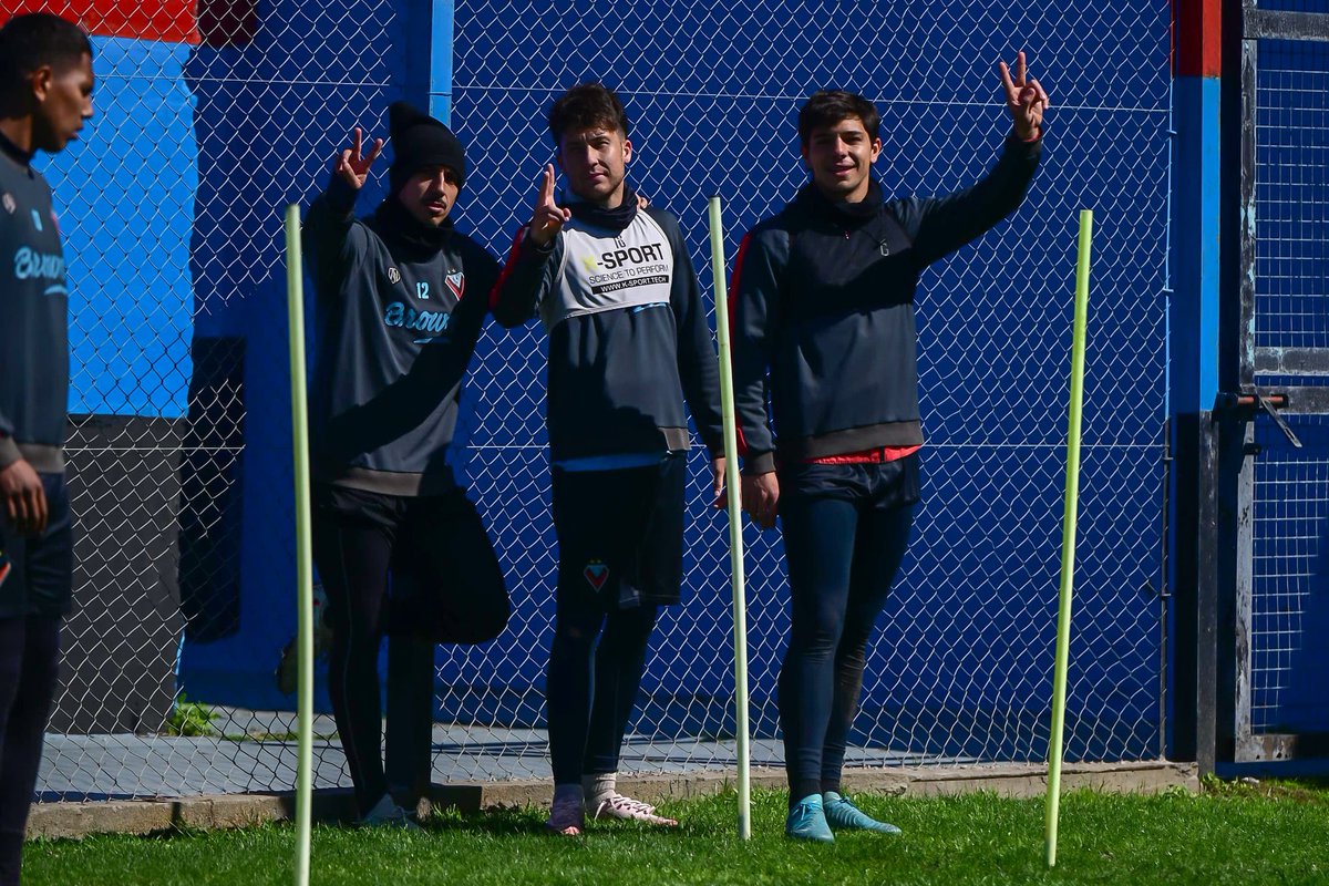 CABrown_Oficial's tweet photo. En sintonía Tricolor 😀

💙🖤❤️ https://t.co/1gbCfVuqlt