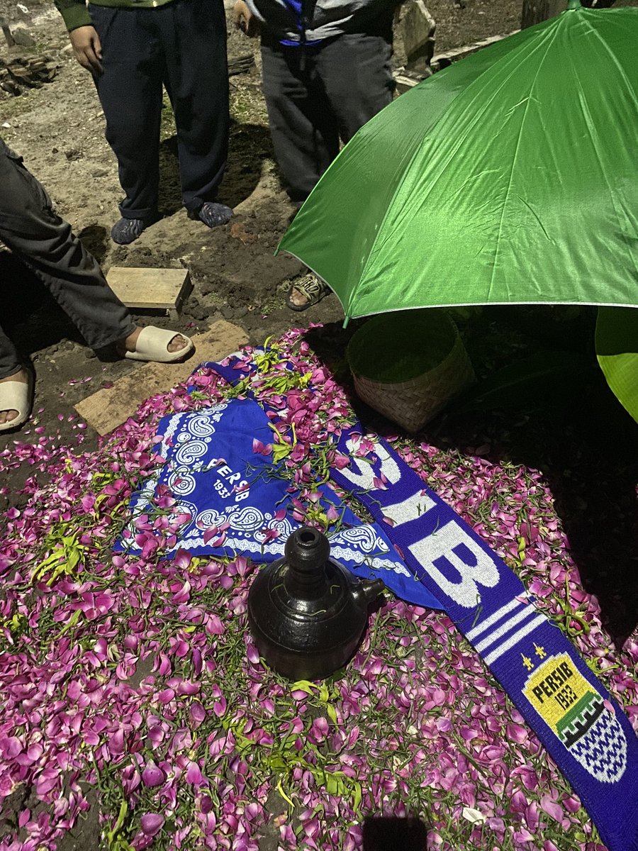 Rest In Love🌹
Tenang disana ya, mas.
Semoga amal ibadahnya diterima disisi-Nya. Mas Ojek orang baik mas, temen2 nemenin sampe rumah terakhir sampean mas.🥀🫂