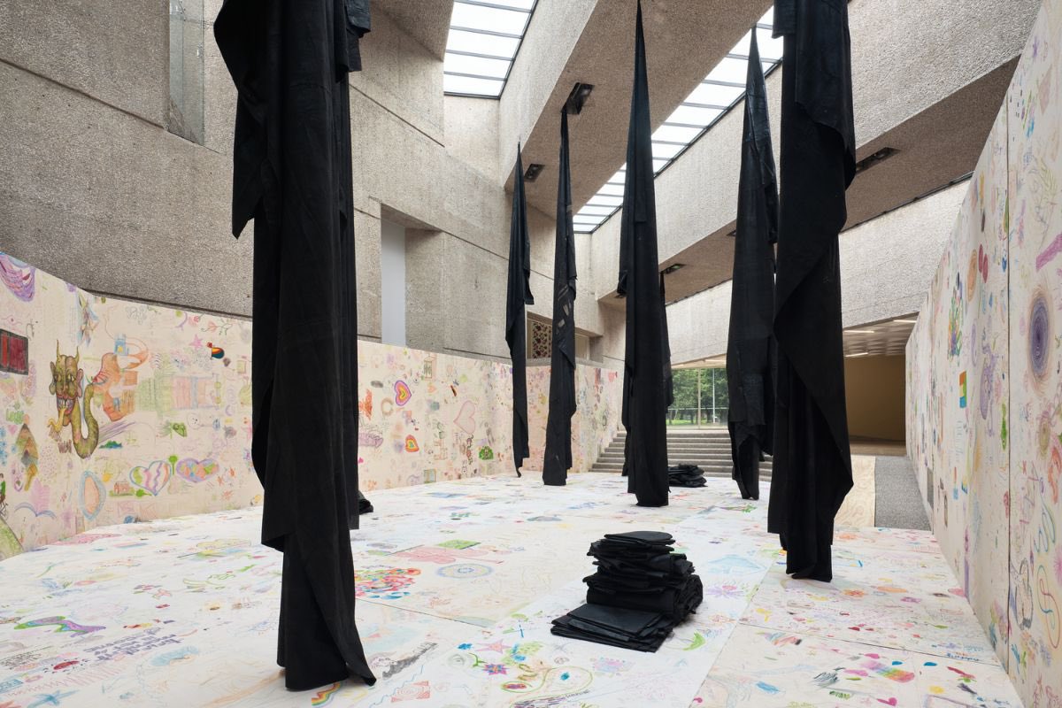 En el Museo Tamayo: ‘Espíritus en el Pantano’ de Oscar Murillo — piezas de gran formato, video y performance, que abordan migración, trabajo y tradiciones.”
Hasta el 23 de noviembre, entrada general $95, domingo libre.