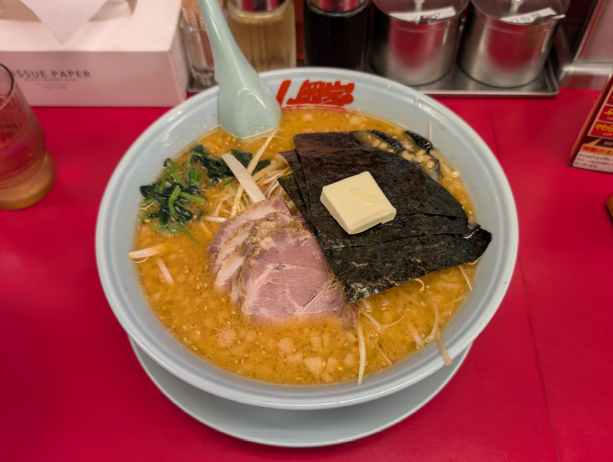 深夜に食べる山岡家は罪の味
特製味噌ネギチャーシュー麺の中盛(背脂変更)にバターをトッピング