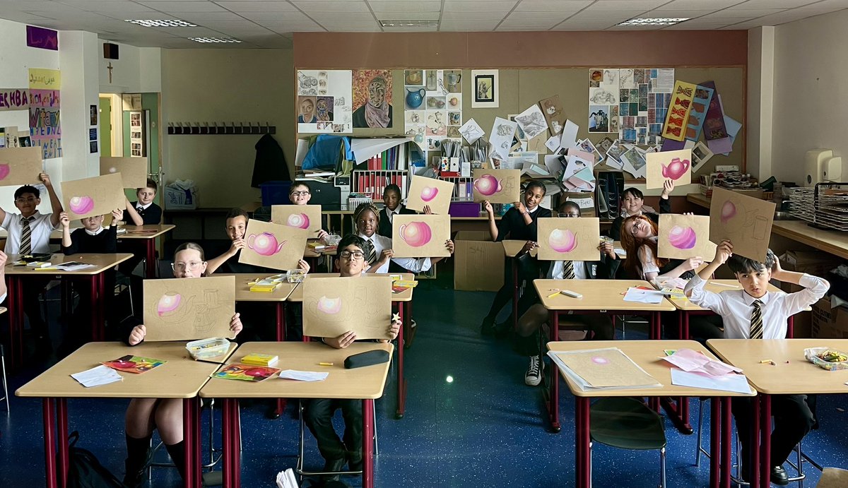Mr_Henry_STA's tweet photo. Good star alert ⭐️ Such a joy to see all the hard work going on in Miss Guy’s Art class today. Well done 1.2! ⭐️⭐️⭐️@StThomasAqSec #BeCLEAR https://t.co/uDtBOUp2sf