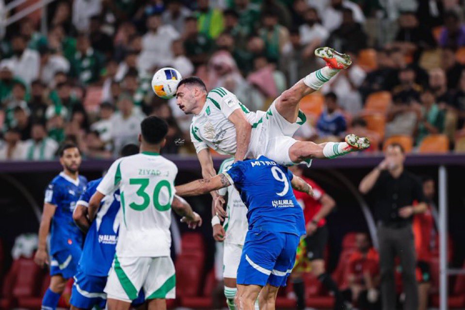 هالصور فل سطاوه كل واحد فيهم راكب فوق ظهره و داعسينه ٣ و طاردينه من النخبه وهو يصيح