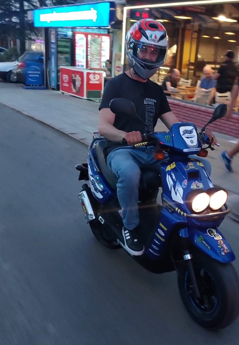 Fotoğrafta gördüğünüz kişi abim motokurye Samet Özgül.

Trafikte uyardığı 3 kişi tarafından boğazından bıçaklanarak katledildi!

🔴20 suç kaydı olan 2 kişi serbest bırakıldı!
🔴19 yaşındaki katilin “pişmanım” sözüyle müebbeti 25 yıla indirildi!
🔴Yargıtay bu adaletsiz kararı