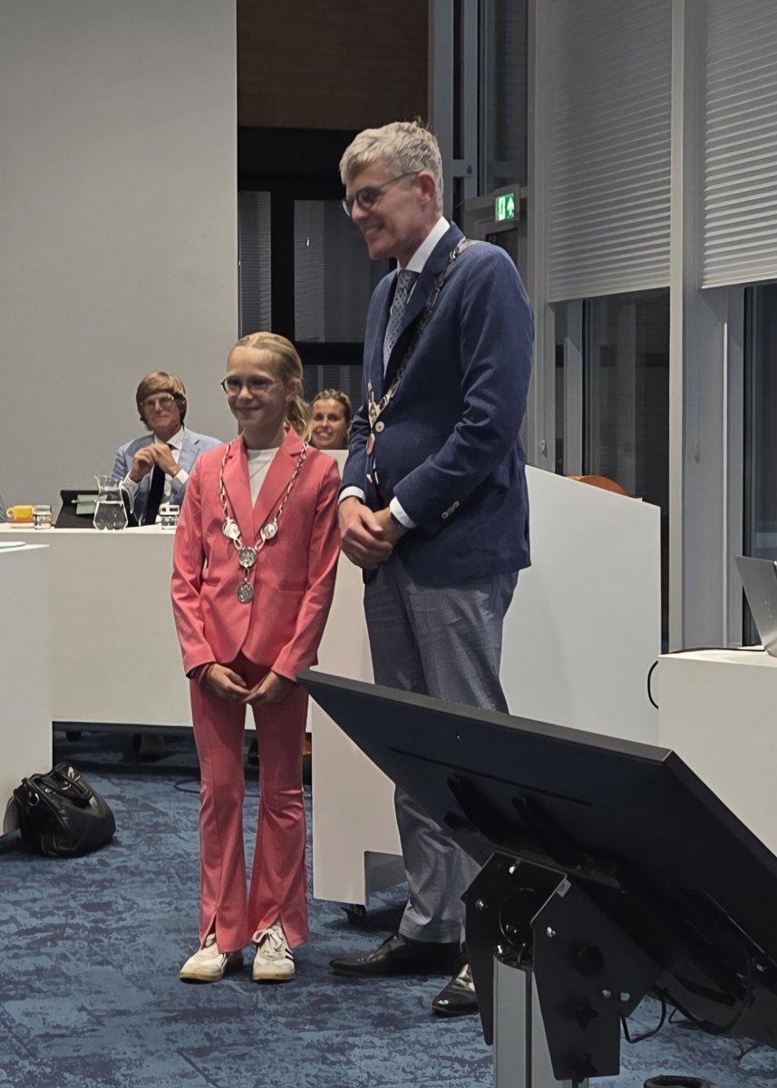 Doutzen Jorritsma is vanavond geïnstalleerd als nieuwe Kinderburgemeester van gemeente Waadhoeke.  Van harte gefeliciteerd Doutzen. Een fijn en interessant jaar toegewenst.