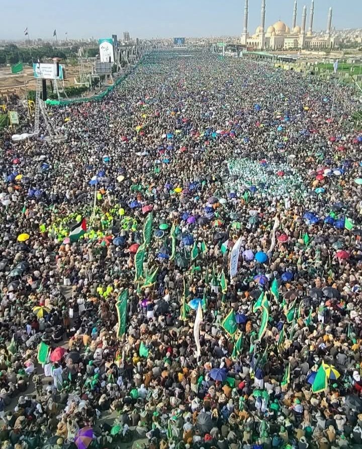 رغم تطور التكنولوجيا ورغم اتساع ساحة السبعين، إلا أن أرقى الكاميرات عجزت عن احتواء المشهد، واتسعت الساحات وضاقت في آنٍ واحد أمام أمواج الحشود المليونية المتدفقة ..
مشهدٌ يكتب للتاريخ بأن حب النبي لا تحدّه عدسات ولا تحويه ميادين .. ولكنه يكتب أن هؤلاء هم رجال محمد وجنوده