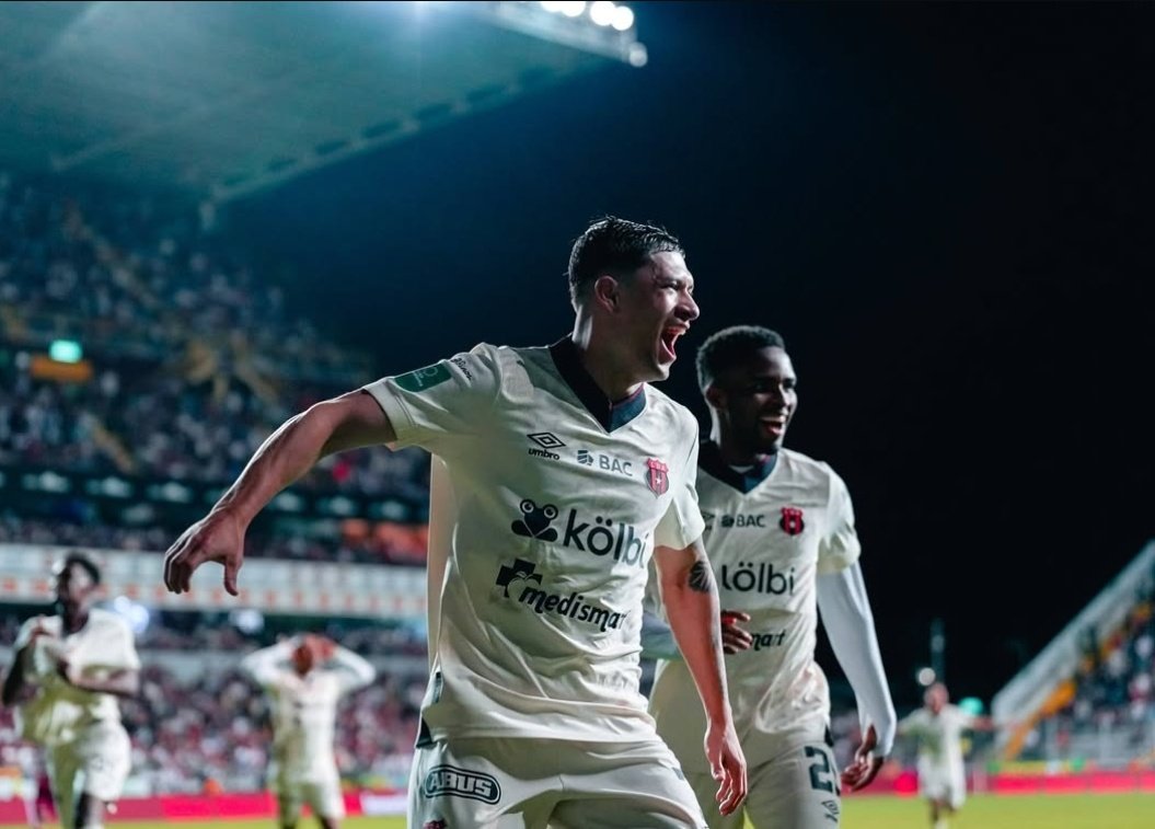 Gracias por el regalo <a href="/ldacr/">Alajuelense</a>, polvazo en el gallinero.
La cereza del pastel llega en Diciembre.