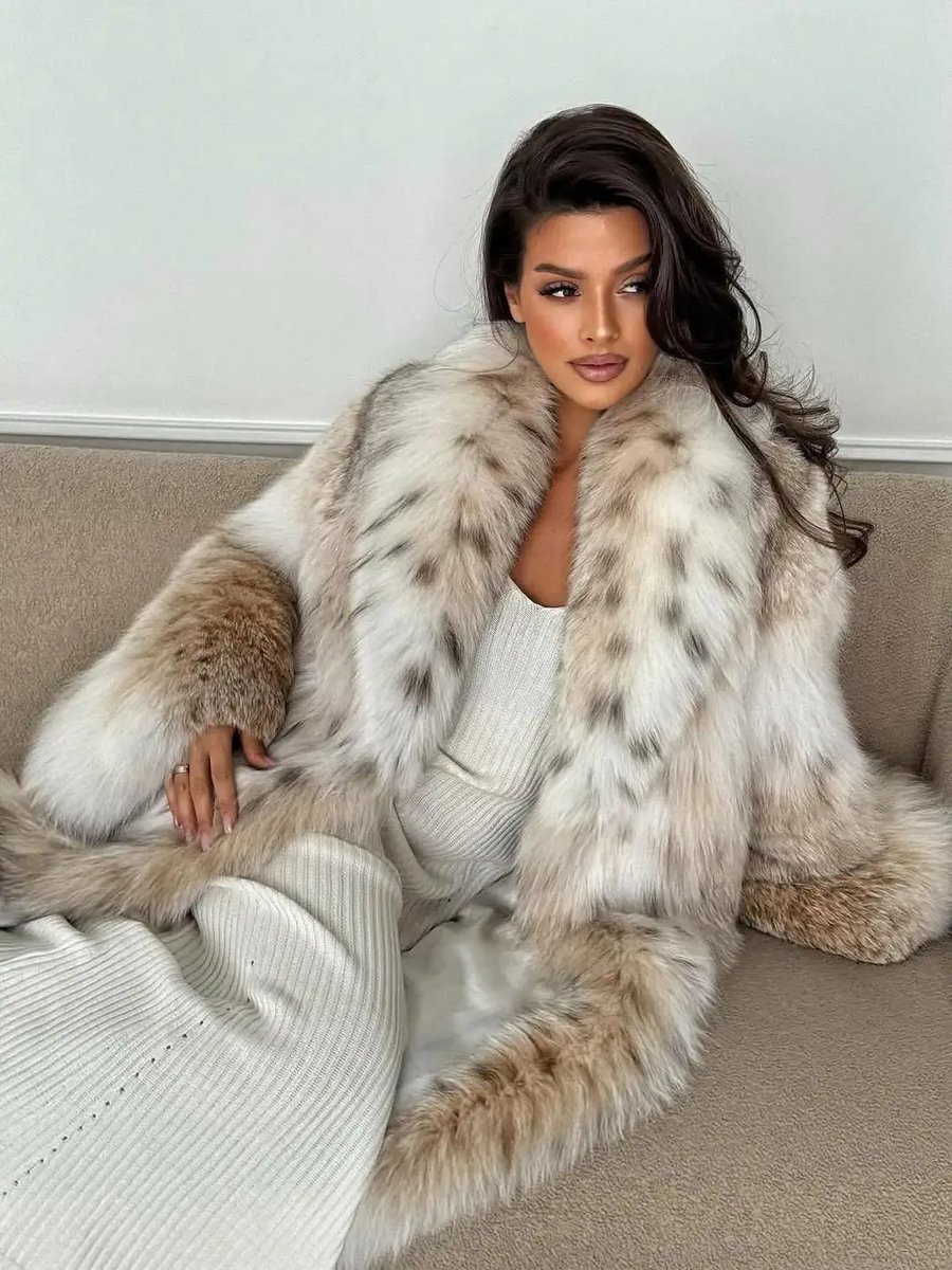 furfetish #furcoat #fur #sexy #woman #ThursdayVibes #ThickFurThursday