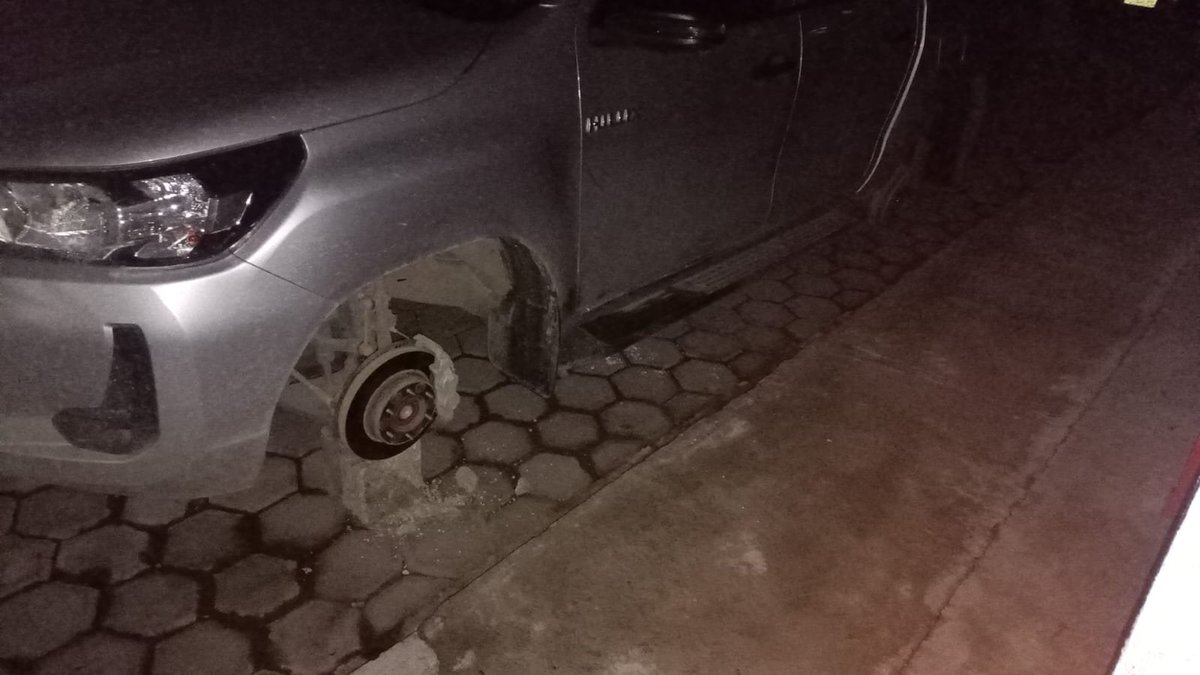 #LaManadaReporta⚠️| La noche de ayer se registró robo de llantas en la 15 poniente, entre 15 sur y 13 sur de San Pedro Cholula; personas afectadas piden más seguridad a la presidenta <a href="/TonantzinFdz/">Tonantzin Fernández</a>, ya que este tipo de delitos ha sido constante en el municipio.