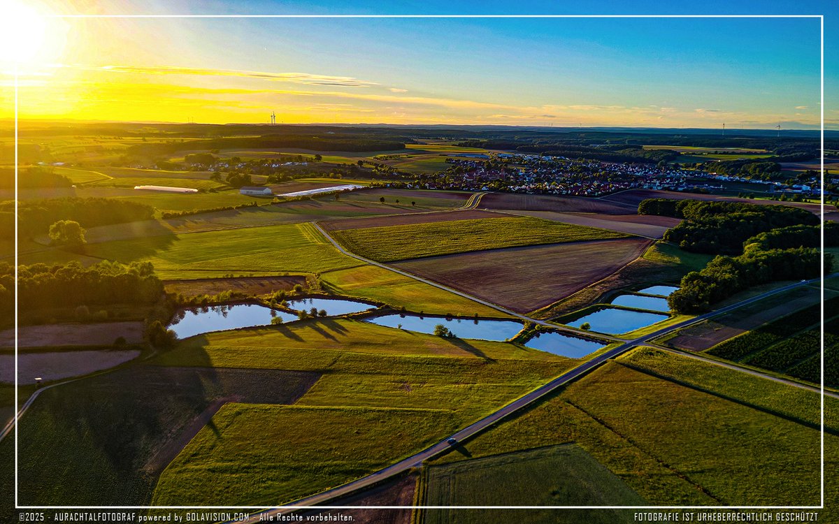 📷 Abendstimmung am Stockweihergraben Richtung Dondörflein mit Blick auf Aurachtal - Drohnenaufnahme vom 03.09.2025  #herzogenaurach #aurachtalfotograf #erhft #erlangenhöchstadt #aurachtal #landkreiserh #nn_lokales #fraenkischertag #erlangen #nordbayern #gemeindeaurachtal