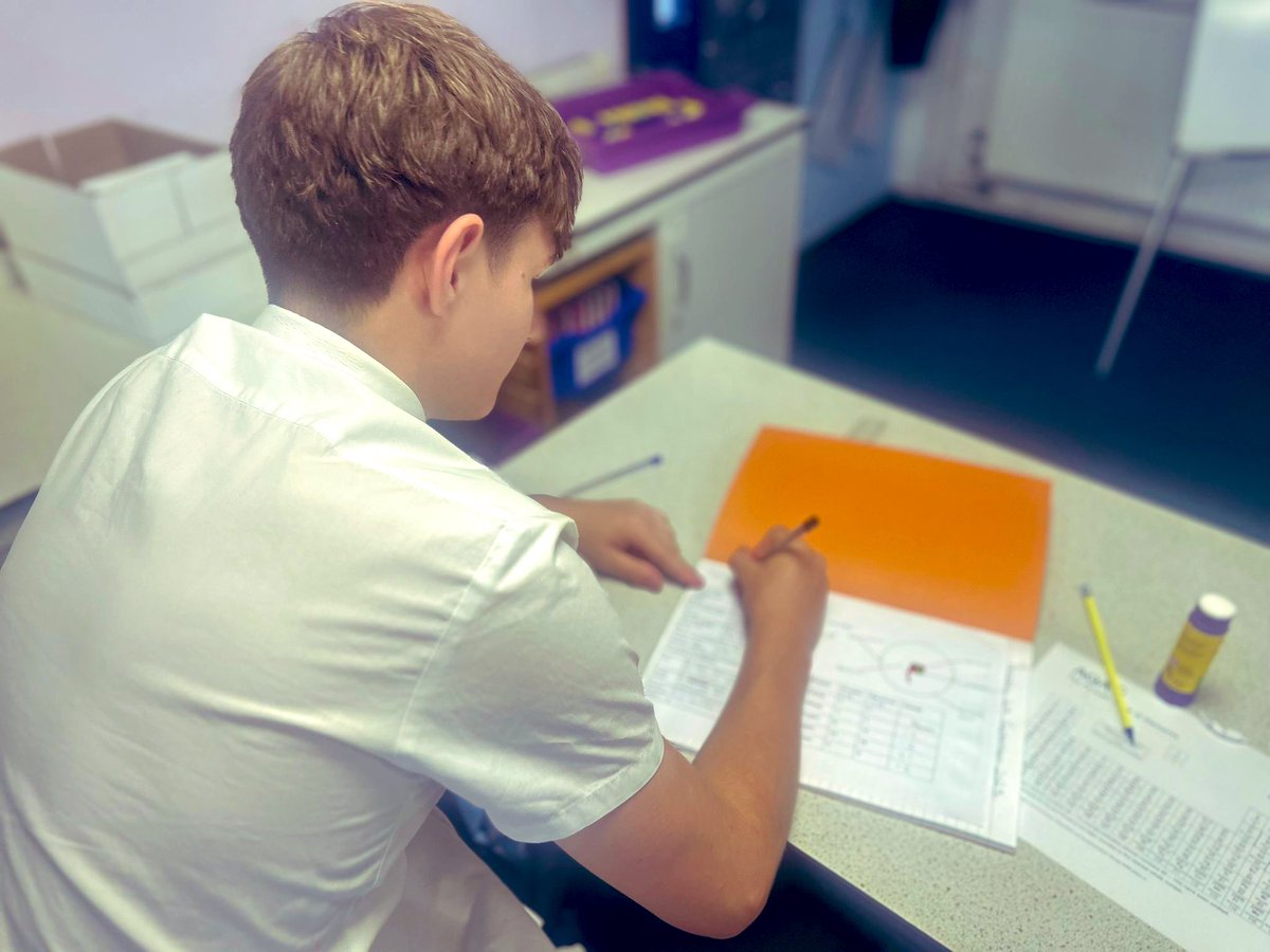 BalaamWood's tweet image. ✨ Year 11, you’re smashing it! ✨

An incredible start to Science with focus, energy and determination – Miss Duckworth is beyond impressed 👏🔬💡

Keep up the amazing attitude to learning – this is how success begins! 💪📚 #Year11 #ScienceStars #KEVIBWA