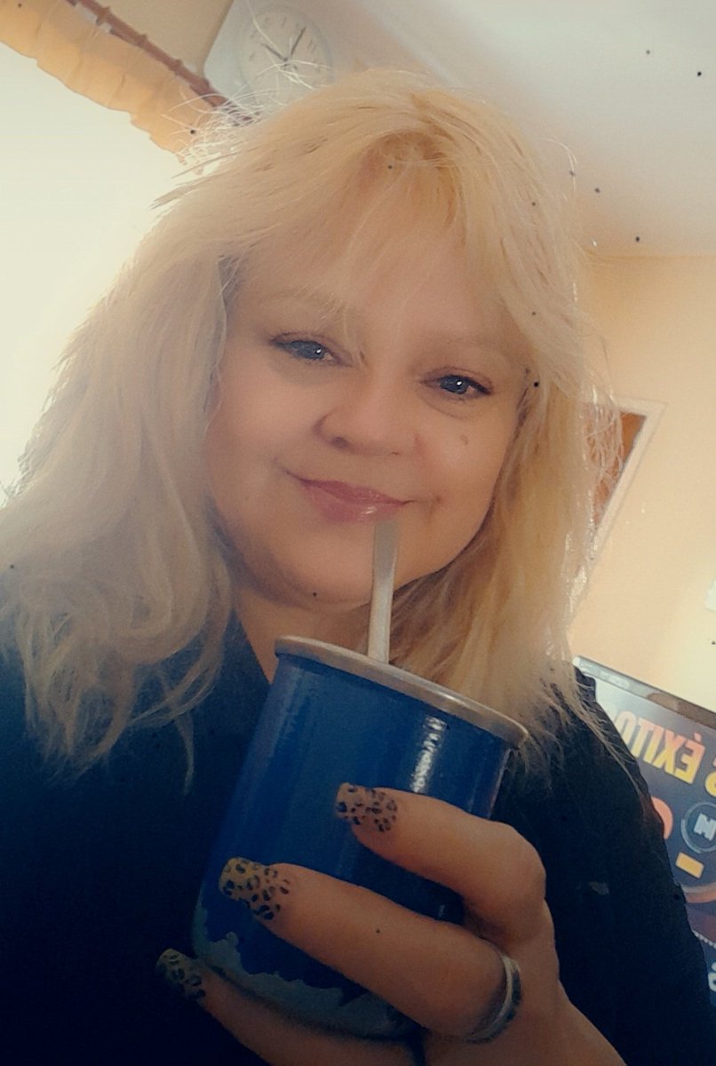 Pase a rubia de vuelta 
Cambios  cuanto me durará.🥰😍
Tomando mates con mi hermana.🥰