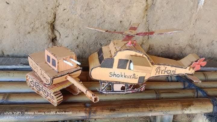 RoAnisHlaMyint's tweet photo. I found a Rohingya artist named Shukkur Ali from Balukhali 2, Camp-11, Cox's Bazar, Bangladesh. He is a very talented young boy who has built a helicopter and an excavator tank with his own hands. 👏✨

#RohingyaRefugees
#RohingyaTographer
#RohingyaArtist
#RohingyaBuilder ✅ https://t.co/gXrITTvphl