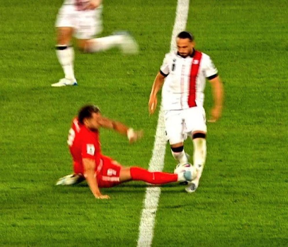 Sen karşındakini Türk hakemi sandın türkiyede küfür edersin dirsek atarsın kırmızı kart vermezler tekme tokat gol  atarsın faul vermezler  kendini yere atarsın penaltı verirler adaletli yabancı hakemler olunca yersin kırmızıyı galatasaray neden avrupada   başarılı olmadığı nedeni