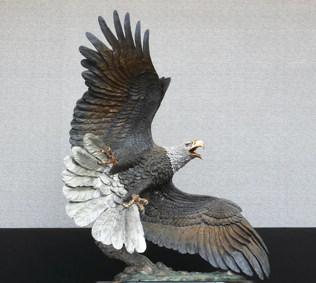 ArtinEmbassies's tweet image. Featuring "Windwalker" by Kitty Cantrell, a powerful bronze sculpture embodying vigilance, courage, and freedom, inspired by the Cherokee medicine woman Five Feathered Windwalker. 

#ArtInEmbassies #CulturalDiplomacy #Windwalker"