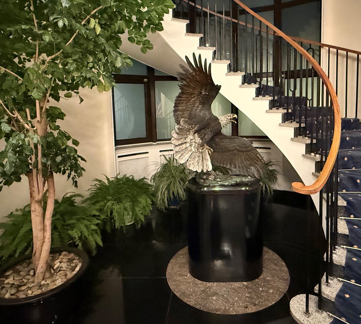 ArtinEmbassies's tweet image. Featuring "Windwalker" by Kitty Cantrell, a powerful bronze sculpture embodying vigilance, courage, and freedom, inspired by the Cherokee medicine woman Five Feathered Windwalker. 

#ArtInEmbassies #CulturalDiplomacy #Windwalker"