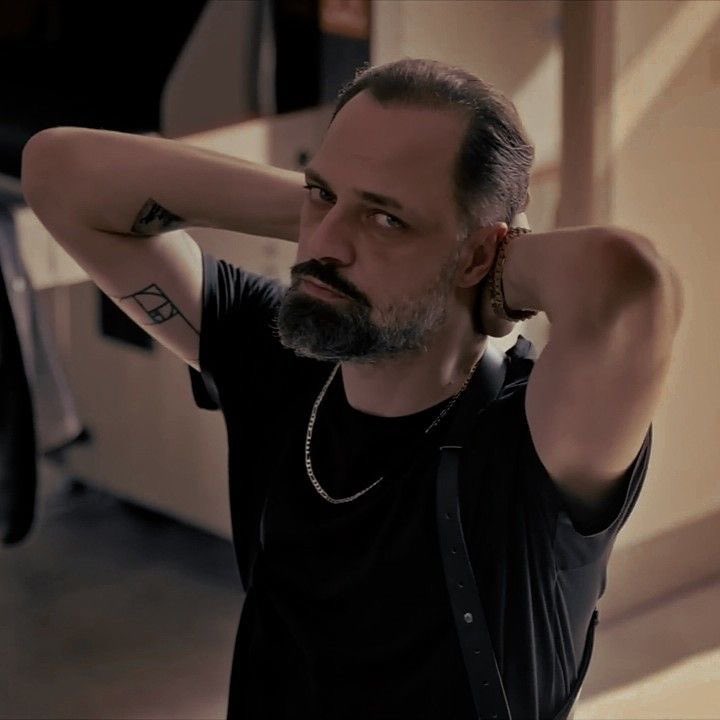 #SadGül birbirleri için.. 
“Sen benim görmek için bakmaya gerek bile duymadığım EZBERİMSİN” in surete bürünmüş hâliler ve bu surete ruhları kalpleriyle can veren safi yetenek,5 milenyumda bir bulunabilen uyum, #ErDev bu büyü sizin eseriniz 💚💙🌹♾️ #gelenekselsadgülperşembesi🌹