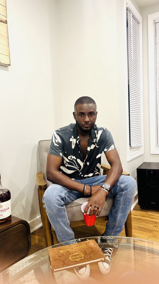 Je respecte ma voix, ma masculinité c’est pourquoi qu’aucun jouet sexuel ne frappe et ne frappera pas mon pharynx et mon Larynx 🙏🏿❤️

La virilité n’est pas dans la voix👌🏾