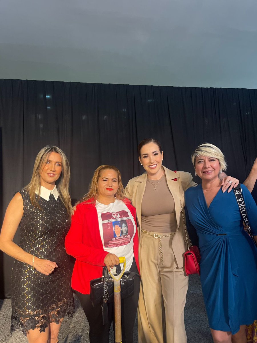 El camino siempre es más fácil cuando coincides con corazones que te abrazan, te toman de la mano y caminan junto a ti.

<a href="/azucenau/">Azucena Uresti</a> gracias por ser la voz de tantas víctimas que cargan con su dolor y con la necesidad de encontrar respuestas o justicia.

<a href="/juthsha/">Judith SánchezReyes</a> y <a href="/DesireeNavarro/">Desiree Navarro</a>