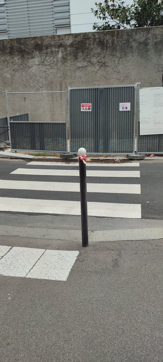 Riverains Messageries (@rivmessageries) on Twitter photo Rue du Charolais, depuis 3 semaines et pour plusieurs mois, un passage piéton qui même dans le mur et ce sans solution temporaire. <a href="/Mairie12Paris/">Mairie du 12e</a> une ville à hauteur d'enfant 😂😂.
Pour info le conservatoire qui accueille des centaines d'enfants est à 100m.
Comment taire ! 🌻🌳🌳 Rue du Charolais, depuis 3 semaines et pour plusieurs mois, un passage piéton qui même dans le mur et ce sans solution temporaire. <a href="/Mairie12Paris/">Mairie du 12e</a> une ville à hauteur d'enfant 😂😂.
Pour info le conservatoire qui accueille des centaines d'enfants est à 100m.
Comment taire ! 🌻🌳🌳