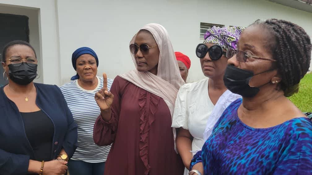 HANN 🇨🇮 
Nadiany Gbagbo, l'épouse du président Laurent Gbagbo et la mère du jeune ZIGUI ont parcouru des lieux de détention ainsi que la DST . 
On leur a assuré que ZIGUI n'y était pas . 
Comment dans un pays dit de droit les avocats n'arrivent pas à savoir où est détenu leur