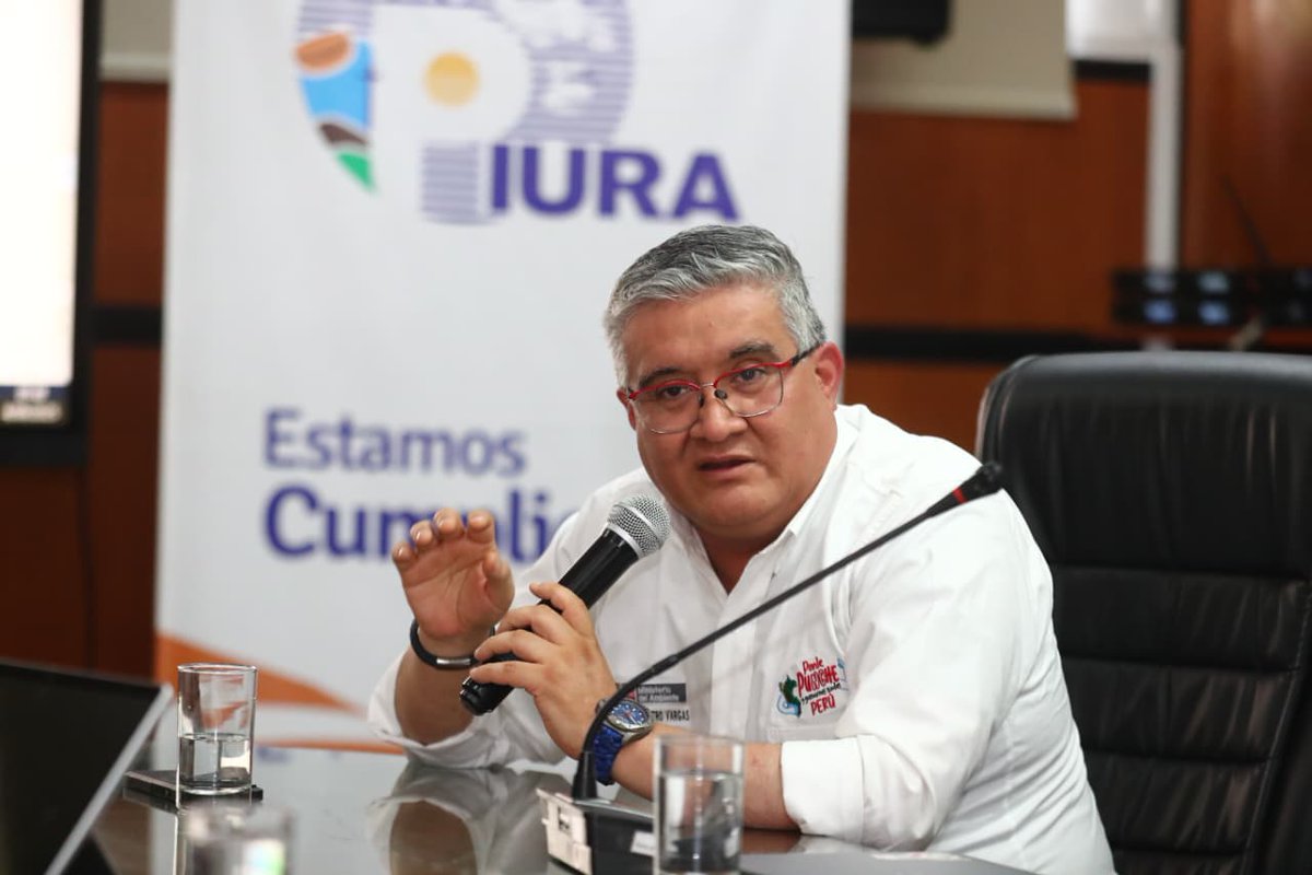 MinamPeru's tweet photo. 🌱 ¡#Reverdece, Piura!
El ministro del Ambiente, Juan Carlos Castro, anunció junto al Gobierno Regional de Piura la implementación del programa “Reverdece”, que busca recuperar ecosistemas degradados en las cuencas de los ríos Piura y Chira, proteger la biodiversidad y reducir el riesgo de inundaciones en beneficio de la población.
💚 Estas acciones se realizarán con el apoyo del @IiapPeru y el uso de innovadoras esferas restauradoras, que aceleran la reforestación y favorecen la regeneración de flora y fauna local. Una muestra del compromiso conjunto entre el Gobierno nacional y regional para un futuro sostenible.
Más información en la nota de prensa 👉 https://t.co/MdUixitn1S