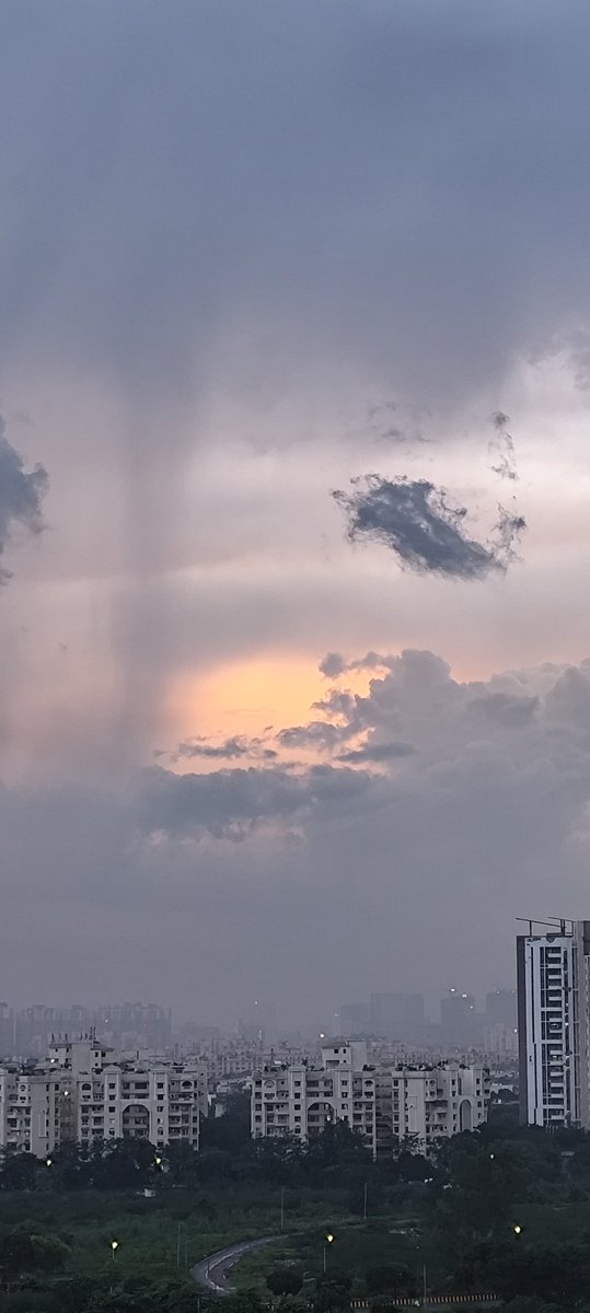 DrRudreshPandey's tweet photo. @SkymetWeather 
@indiametsky 
@IMDWeather
Photo taken today from Greater Noida towards the Delhi sky, Is this cloud burst?
#DelhiFlood  #DelhiRains #DelhiNCR https://t.co/78V0iIffiC