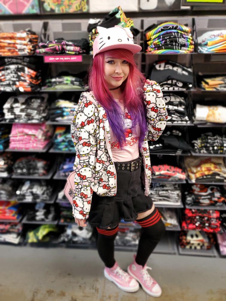 mallythemermaid's tweet photo. A wild Hello Kitty girl spotted at Hot Topic π±ππ€β€ #scenegirl #hellokittygirl #kawaiigirl #egirl #scenehair https://t.co/swmrzzPU7U