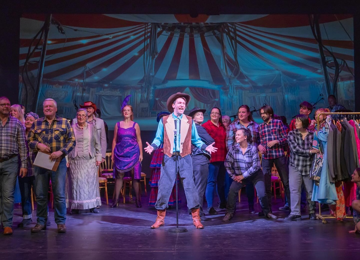NorthWestEnd's tweet photo. #REVIEW - Annie Get Your Gun in Concert at @ClwydTweets from @tiptoptheatre "a highly professional show with a stellar cast and staging that makes you forget you are watching a concert version" https://t.co/cngmw6t6Gj https://t.co/kFHXhx0Qs9