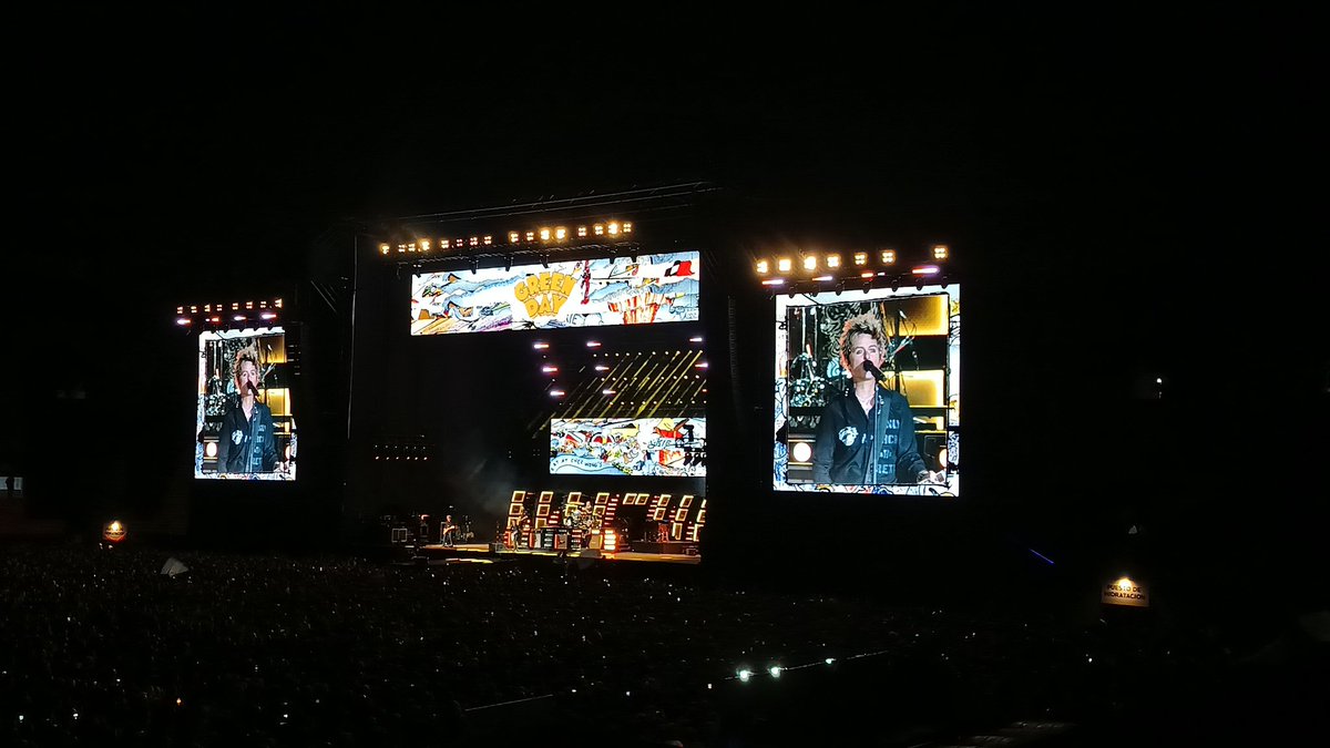 LittleDebbb's tweet photo. Como señora mayor, terminé en platea pero al menos estoy orgullosa que era la única de mi zona que me sabía todos los temas #GreenDayEnArgentina 💚 https://t.co/MVjkTpfbNu