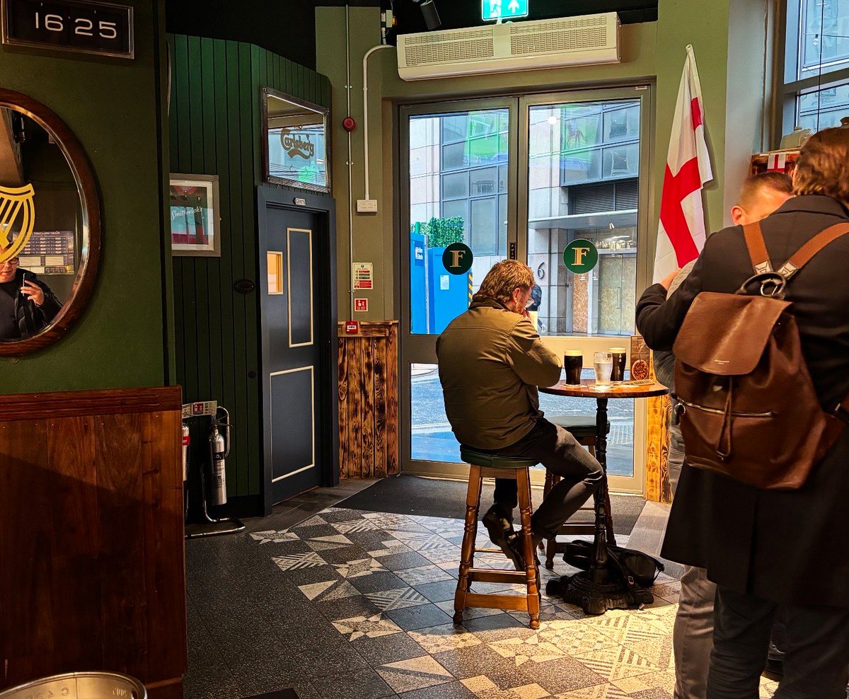 LondonPubMap's tweet photo. This is a cracking spot that pours a lovely pint of stout, dishes up dangerously moreish Spicebags, and delivers service with a smile. Open Monday to Friday, it’s the perfect pit stop if you’re in the City for a midweek mooch—make sure Feeney’s is on your list. #spicebag https://t.co/1gHI1j3rRJ