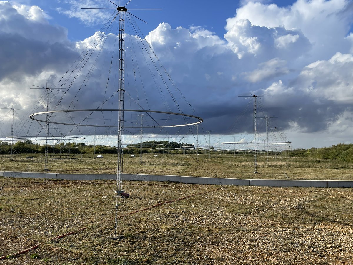 Installé sur une ancienne base OTAN près de Dreux, le radar Nostradamus de l’Onera est une pépite méconnue de la technologie française. En captant les ondes qui rebondissent sur l’ionosphère, il peut voir tout ce qui vole jusqu’à 3.000km. 288 antennes comme celle-ci sur 12ha