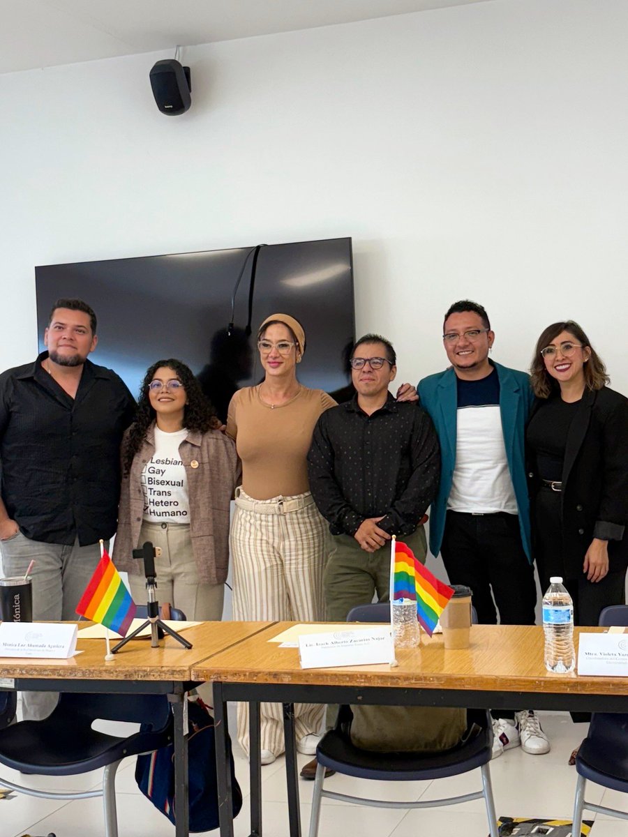 YaajMexico's tweet photo. 📢🌈 El Conversatorio “Diversidad, Inclusión y Derechos”, organizado por el Centro de Estudios de Género @udg_oficial y coordinado por @JavierRuMa de @almexdiverso y @gdlprideoficial, abrió un espacio para escuchar y acompañar a juventudes y estudiantes de criminología en la reflexión sobre la importancia de la diversidad en la vida comunitaria y profesional.

👩‍💼❤️‍🔥 Representando a nuestra organización, @aranzacano_ Project Manager y co-Vocera de #YaajJalisco, compartió aprendizajes junto a grandes gestorxs del cambio como @monicaahum Directora de la Red Mexicana de Mujeres Trans e @impulsotrans. 

✊🏽 Agradecemos profundamente coincidir con voces que trabajan desde distintas trincheras para abrir caminos de justicia, dignidad y libertad para todas las personas.

Porque nos queremos personas #VivasLibresYDiversas ‼️

#NadaQueCurar #JusticiaSinDiscriminación
#QueLasComunidadesLideren