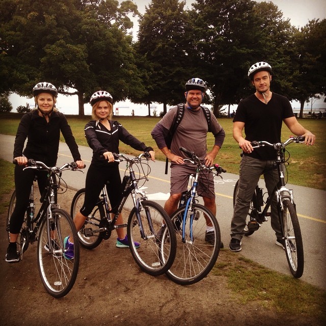 jmo_fan_'s tweet image. 🚲 For the #WorldBicycleDay we find @jenmorrisonlive with her best friend @imrosemciver &amp;amp; Robert Buckley (She was visiting the cast of the series "IZombie" during filming) at Stanley Park in Vancouver on August 8, 2014.

More photos on : instagram.com/jmo_fan_