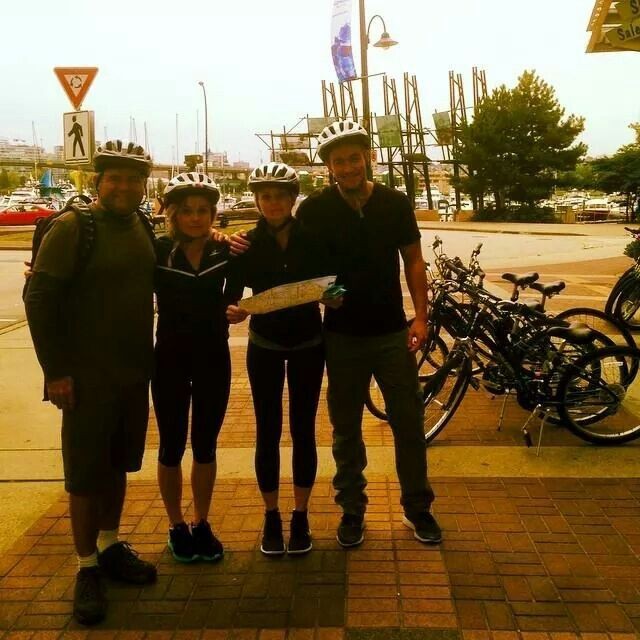 jmo_fan_'s tweet image. 🚲 For the #WorldBicycleDay we find @jenmorrisonlive with her best friend @imrosemciver &amp;amp; Robert Buckley (She was visiting the cast of the series "IZombie" during filming) at Stanley Park in Vancouver on August 8, 2014.

More photos on : instagram.com/jmo_fan_