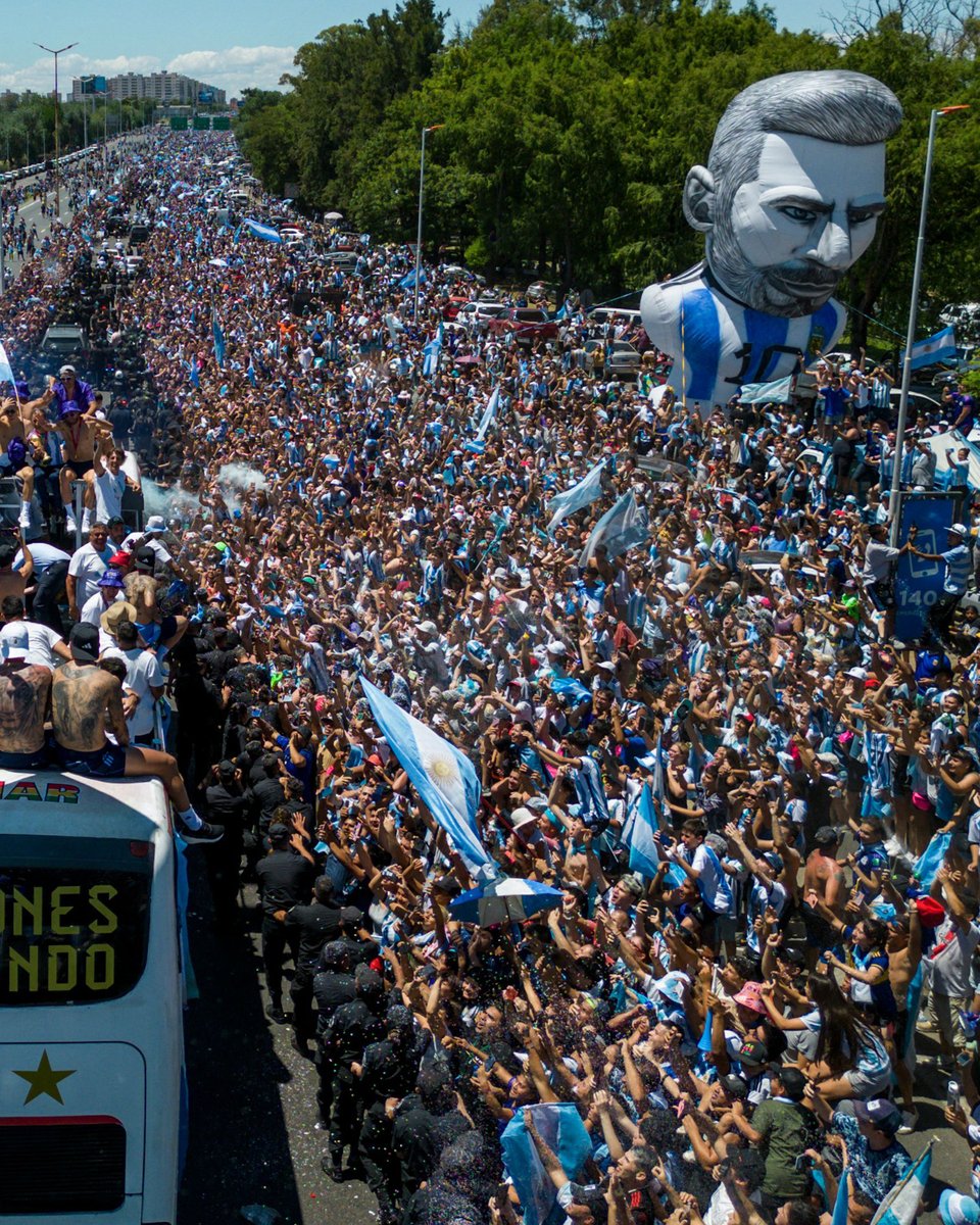 Alexis Mac Allister: "Todos já estavam nos destruindo na mídia. Acho que todos sentíamos a pressão, mas, felizmente, tínhamos o Leo para falar. Ele disse aos torcedores em casa que eles precisavam continuar acreditando, porque nós não iríamos decepcionar o país.

Palavras