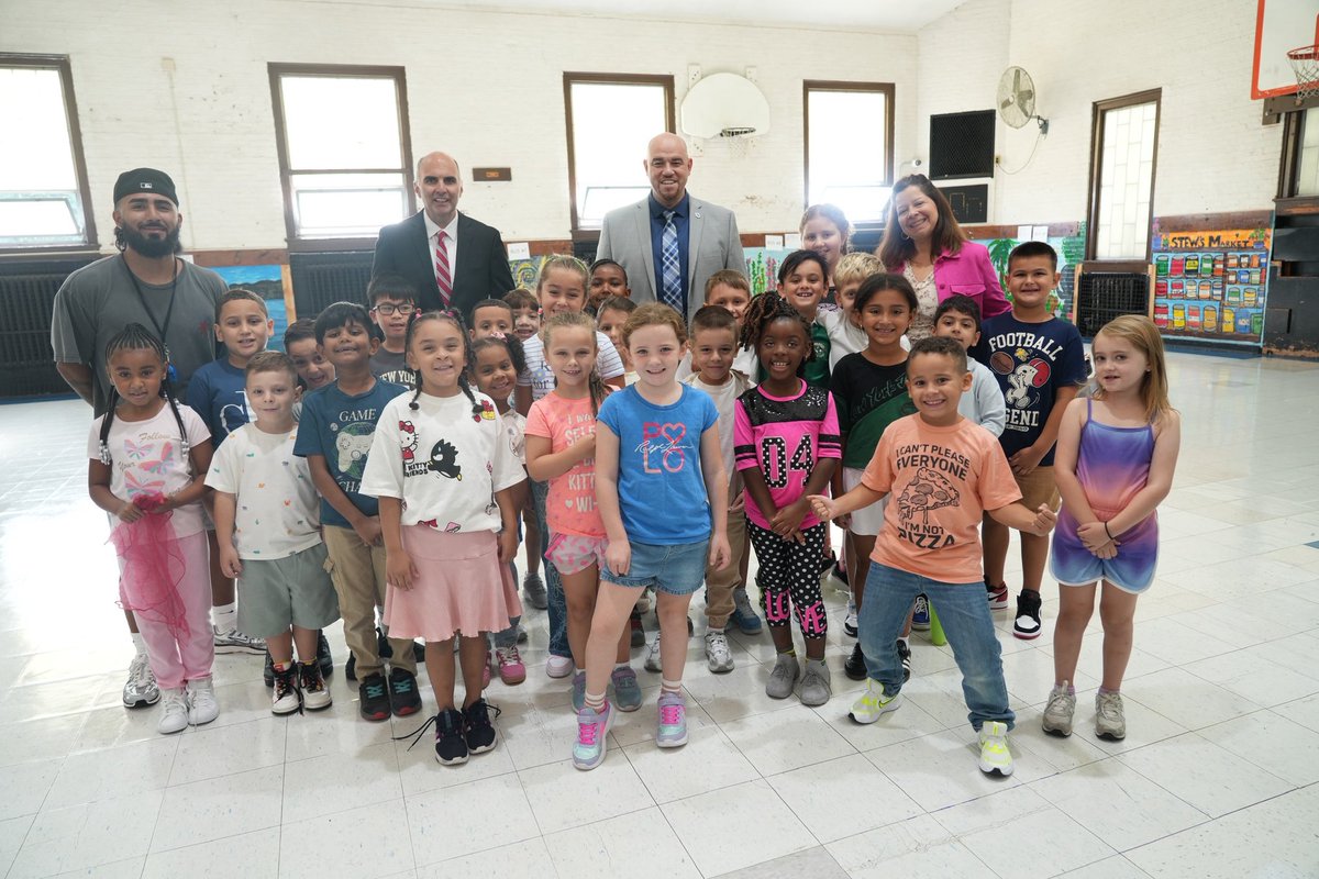 💫 Superintendent Aníbal Soler, Jr. is continuing the week strong with campus visits across the district! Today, he began his day at Yonkers Montessori Academy, welcoming students and staff to an exciting new school year. The five pillars of Montessori — respect, peace, hard