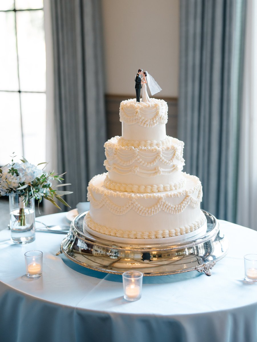 Your wedding cake is more than a dessert.  It’s a beautiful centerpiece that combines flavor and design.

#firstcoastweddings #floridaweddingplanner #jacksonvilleweddingplanner #jacksonvillewedding #flweddings #weddingcakeinspiration #northfloridawedding