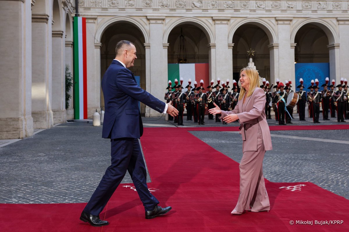 Dziś Rzym 🇮🇹 i Watykan Giorgia Meloni i Papież Leon XIV

Porozmawiajmy o tym, żeby umieścić jakąś godną zaufania i szacunku osobę - która zadba o dobry wizerunek Polek i Polaków we Włoszech na stanowisku ambasadora RP w Rzymie, a nie potomka kata Polaków, mający za żonę najwyższą