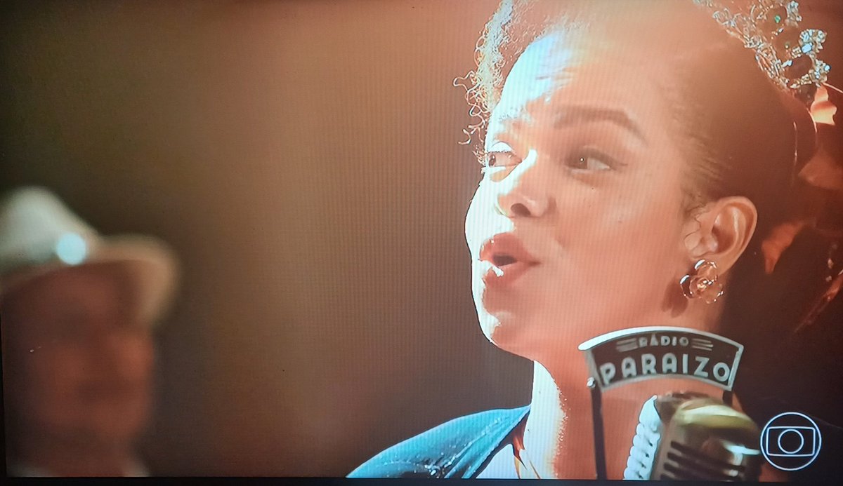 Dita cantando pro Candinho depois de ganhar merecidamente o concurso da Rádio Paraíso, esse é o tweet #ÊtaMundoMelhor